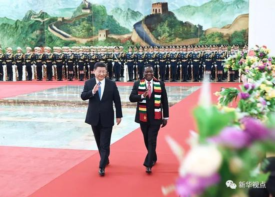 4月3日，国家主席习近平在北京人民大会堂同津巴布韦总统姆南加古瓦举行会谈。这是会谈前，习近平在人民大会堂北大厅为姆南加古瓦举行欢迎仪式。新华社记者饶爱民摄