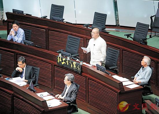 邵家臻(站立者)的母语问题被林郑月娥斥责为“无聊”(港媒)