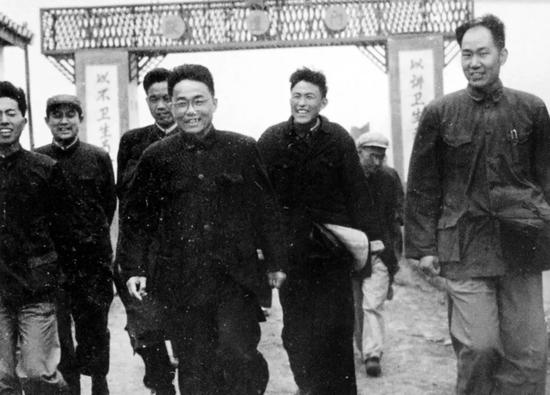 △时任卫生部副部长时和基层同事在一起