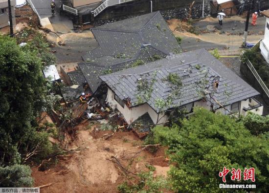 暴雨致当地发生山体滑坡，房屋被毁。