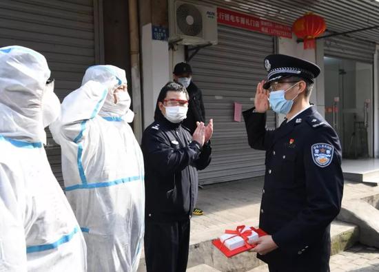 2月1日,省公安厅为在抗击疫情中浮现优异的武汉***送奖上门。