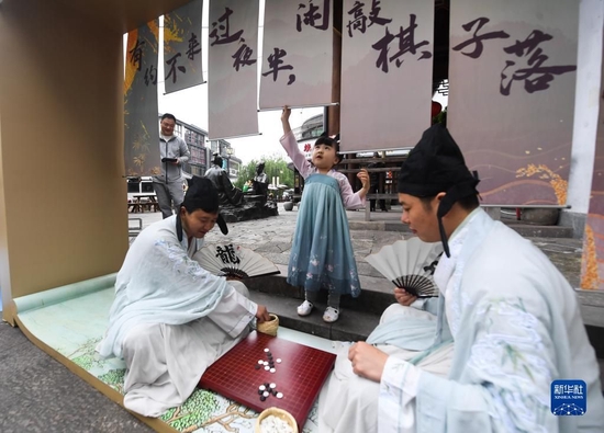 市民身着传统服饰参加在浙江省建德市寿昌古镇举办的传统文化活动（2022年4月30日摄）。新华社记者 徐昱 摄