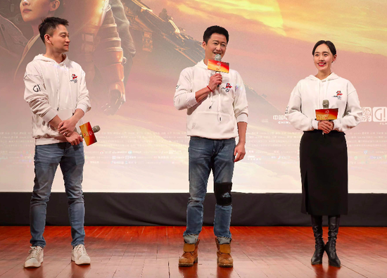 ·郭帆與主演吳京(中)、王智(右)在武警北京總隊某支隊參與“仰望星辰,守護家園”主題放映活動。