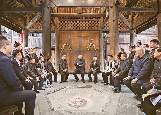 2025年3月17日至18日,中共中央總書記、國家主席、中央軍委主席習近平在貴州考察。這是17日下午,習近平在黔東南州黎平縣肇興侗寨考察時,在信團鼓樓同村幹部和村民代表圍坐在火塘邊,共話鄉村全面振興。 新華社記者 謝環馳/攝