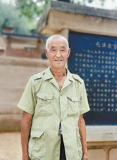 图为贾生贵老人。　　本报记者 杨俊峰摄