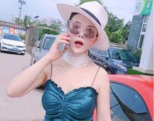  （图：7月30日上午，重庆渝北区两路附近，一位驾驶红色保时捷的女子在掉头时与另一辆车的男司机发生口角。网传视频显示，女子先出手给男司机一耳光，男子也反手扇了该女子一耳光，女子的帽子也被扇飞。）