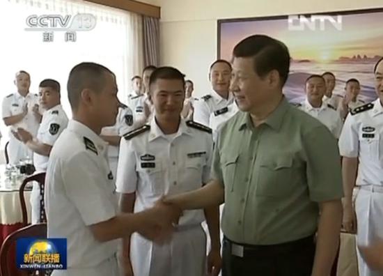 △习近平在水兵餐厅,同水兵们共进午餐。
