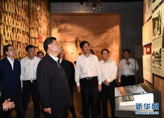 5月20日,习近平在江西省于都县中央红军长征出发纪念馆参观。 新华社记者 谢环驰 摄