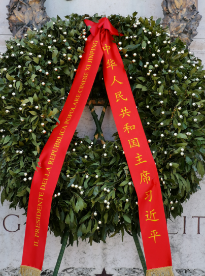 △这是习主席献给无名烈士纪念碑的花圈。（央视记者张晓鹏拍摄）