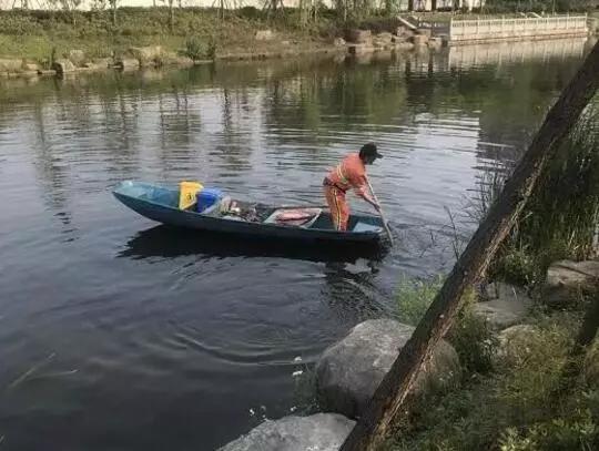 下午街道城管安排河道清淤的工作船只和工作人员对河道进行搜索,目前尚未发现