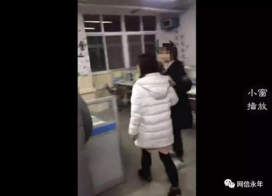 学生迟到遭教师强制剃头:警示学生从头做起(图