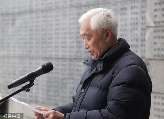 2017年12月04日,南京大屠杀幸存者阮定东老人在“南京大屠杀死难者家庭祭告”活动上读家信。(图/视觉中国)