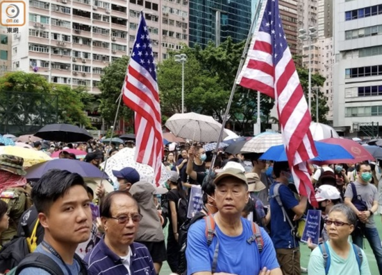黎智英参与非法游行,现场竟出现美国国旗(东网)