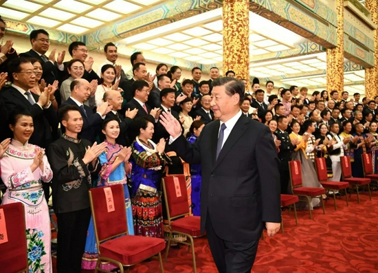 ▲ 8月31日晚,第六届全国少数民族文艺会演开幕式文艺晚会在北京人民大会堂隆重举行。习近平、李克强、汪洋、王沪宁等党和国家领导人出席观看。这是演出开始前,习近平等会见文艺会演演职人员代表、组委会成员、56个民族的优秀基层党员代表等 燕雁摄/本刊