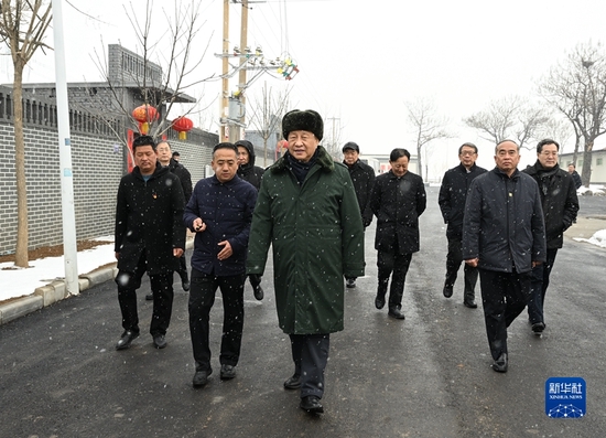 1月26日至27日,中共中央总书记、国家主席、中央军委主席习近平来到山西,看望慰问基层干部群众。这是26日下午,习近平冒雪在临汾市霍州市师庄乡冯南垣村考察。新华社记者 李学仁 摄