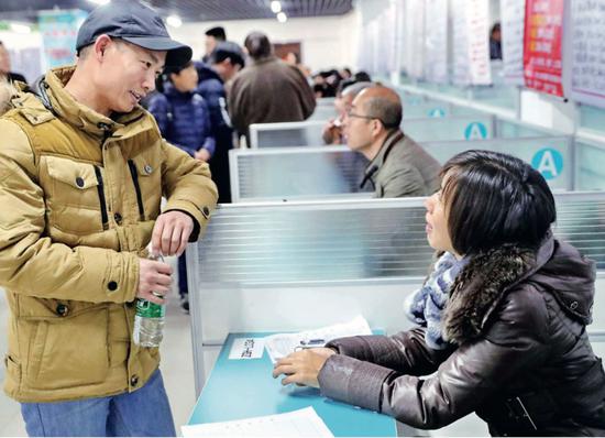 2019年2月,在河北省秦皇岛市退役军人事务局举办的“秦皇岛市退役军人就业服务周专场招聘会”上,求职者正在了解相关信息。图/IC