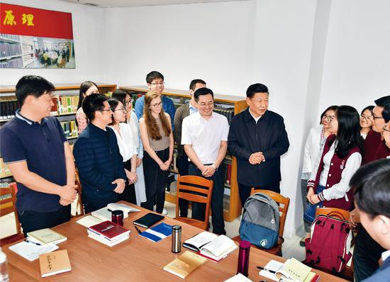 2018年5月2日,中共中央总书记、国家主席、中央军委主席习近平来到北京大学考察。这是习近平在北京大学马克思主义学院,与正在就“解读新时代”进行座谈交流的中外学生亲切交谈。 新华社记者 李涛/摄