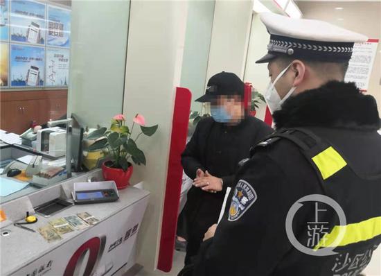 老人拿旧币去银行兑换,最后竟惊动了民警