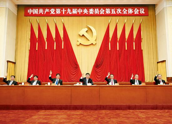 中国共产党第十九届中央委员会第五次全体会议,于2020年10月26日至29日在北京举行。这是习近平、李克强、栗战书、汪洋、王沪宁、赵乐际、韩正等在主席台上。新华社记者 王晔/摄