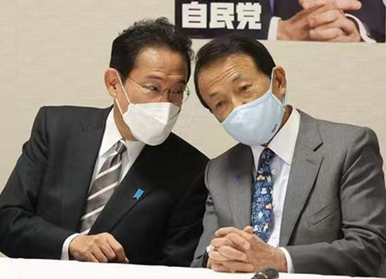 岸田文雄（左）与自民党副总裁麻生太郎（图片来源：日媒11月9日摄）