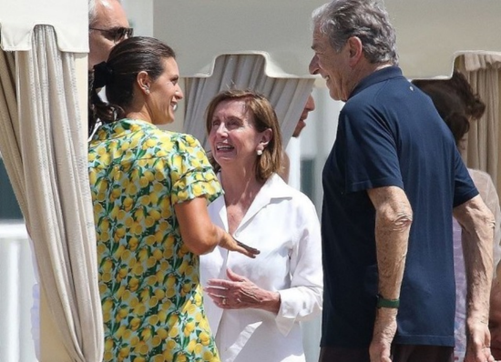 今年夏天，南希·佩洛西（中）和她丈夫保罗·佩洛西（右）在意大利托斯卡纳度假