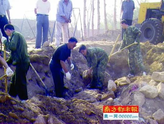 (图为乌国庆在现场寻找破案线索)