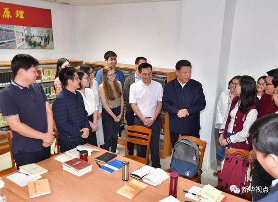 2018-12-14,中共中央总书记、国家主席、中央军委主席习近平来到北京大学考察。这是习近平在北京大学马克思主义学院,与正在就“解读新时代”进行座谈交流的中外学生亲切交谈。新华社记者李涛 摄