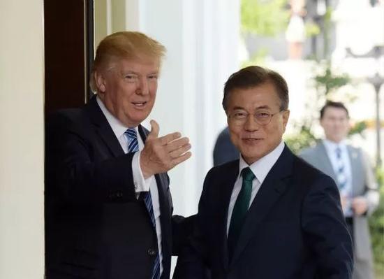 2017年6月30日，在美国华盛顿白宫，美国总统特朗普（左）欢迎韩国总统文在寅。新华社记者殷博古摄