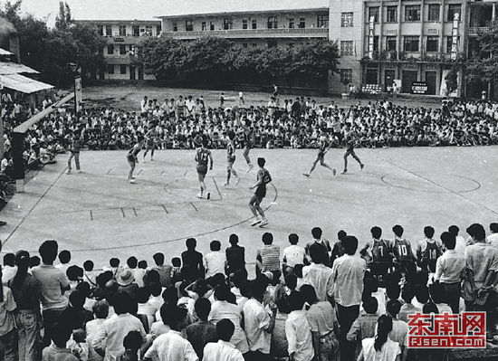 上世纪80年代，晋江乡镇举办篮球邀请赛。福建日报记者林辉龙　摄