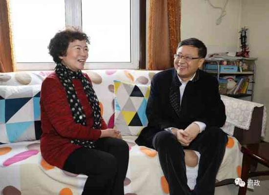 鼓励李爱茹安心治病
