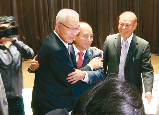  10月21日，王金平曾与吴敦义共同受邀出席活动，两人在场彼此握手、拥抱，互动热络。（图源：《联合报》）