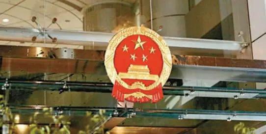 香港中联办国徽于21日晚间完成更换（图片来源：香港《大公报》）