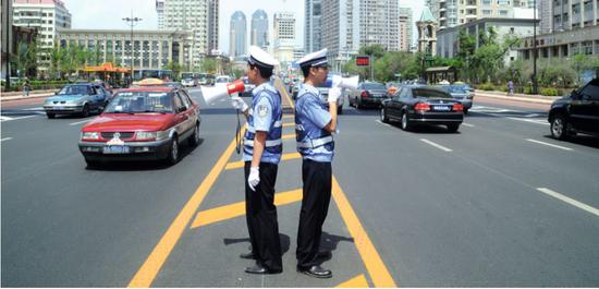 哈尔滨市街头执勤的交警。图/视觉中国