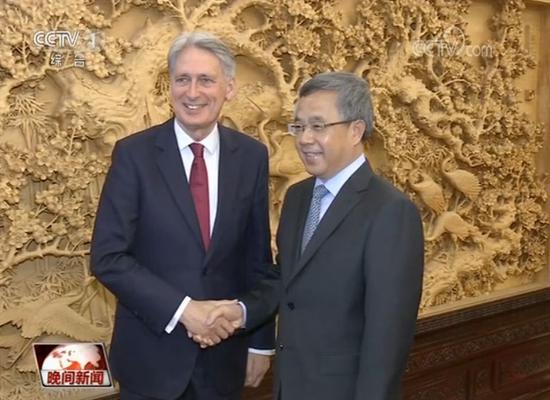 胡春华(右)