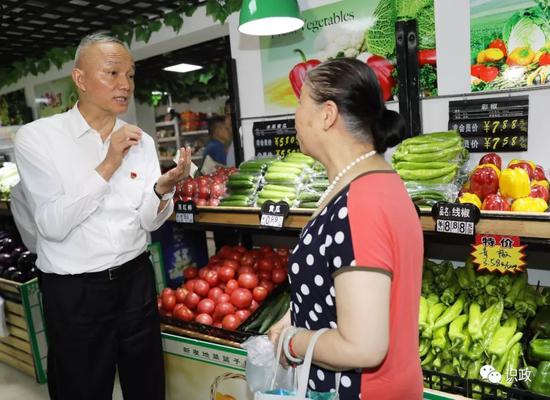 观察便民菜店,与居民黄秀云亲切交谈