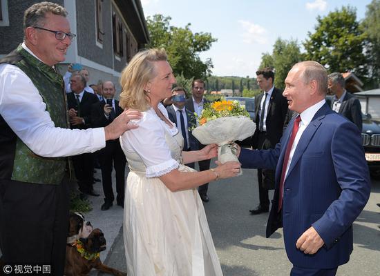 普京出席奥地利女外长的婚礼。（图源：视觉中国）