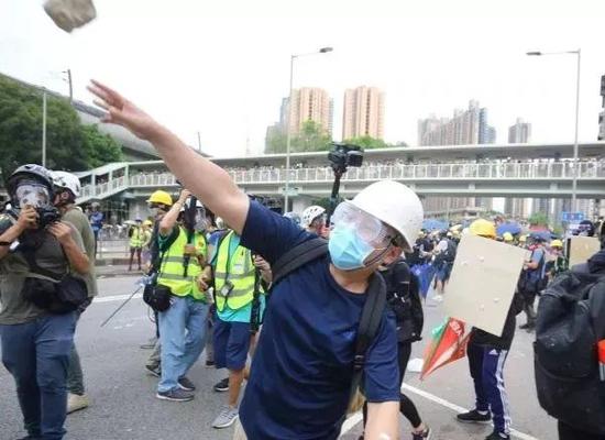 非法示威者攻击警察