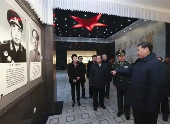 2016年2月2日,习近平在井冈山革命烈士纪念堂开国元勋照片墙前凝视。新华社记者 兰红光摄