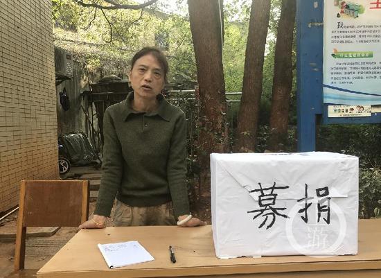 ▲11月8日,居民在小区门口自发为死者家属组织募捐。摄影/上游新闻见习记者 肖鹏