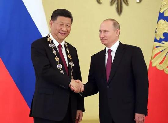 △2017年7月4日,国家主席习近平在莫斯科克里姆林宫同俄罗斯总统普京举行会谈。会谈后,普京向习近平授予俄罗斯国家最高勋章“圣安德烈”勋章。