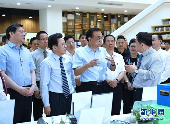 6月11日至12日,中共中央政治局常委、国务院总理李克强在湖南衡阳、长沙考察。这是6月12日,李克强在三一集团众创孵化器考察。新华社记者饶爱民摄