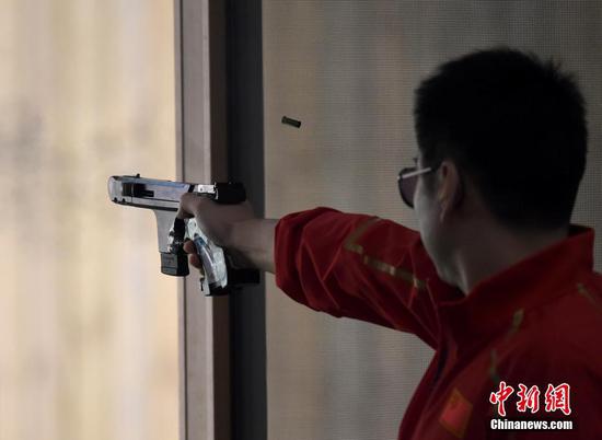 图为中国八一射击队选手金泳德在比赛中。 中新社记者 侯宇 摄