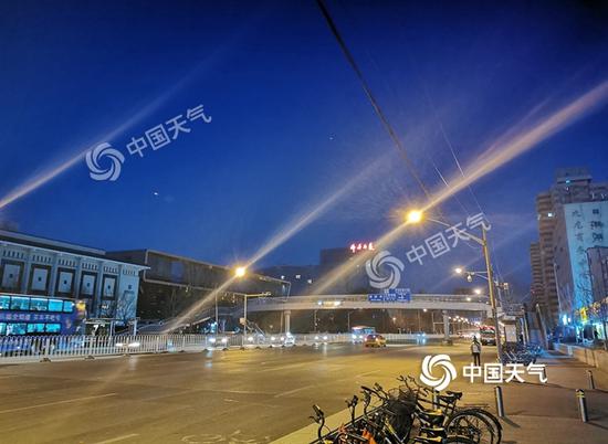 今晨7時,北京天空萬里無雲。(圖/杜冰冰)