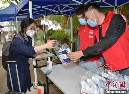 资料图:返校学生领取爱心防疫包。同济大学供图