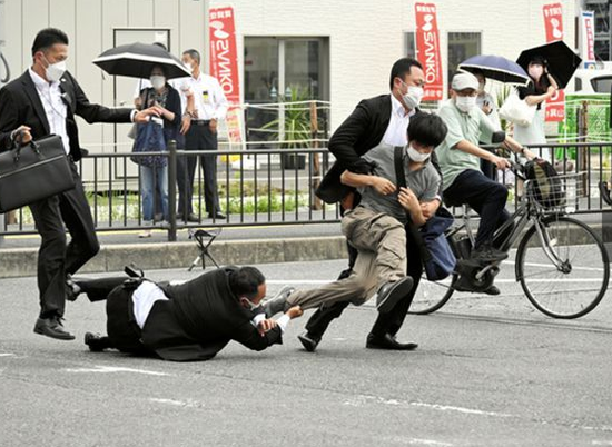 嫌疑人被控制（NHK）