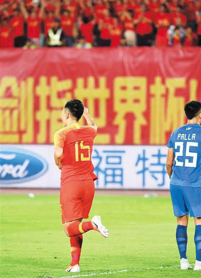 中国队球员吴曦（左）在比赛中庆祝进球得分。 
　　新华社记者 邓 华摄