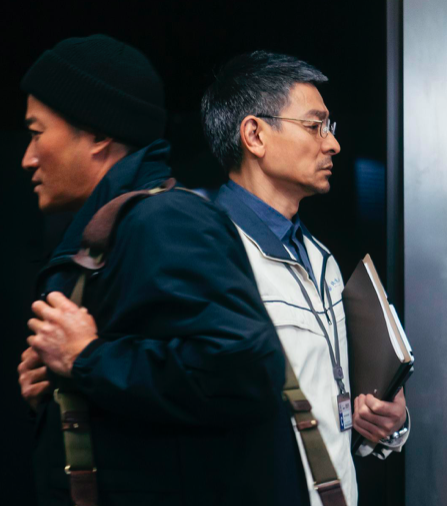 ·劉培強(吳京飾演)、圖恆宇(劉德華飾演)擦肩而過。