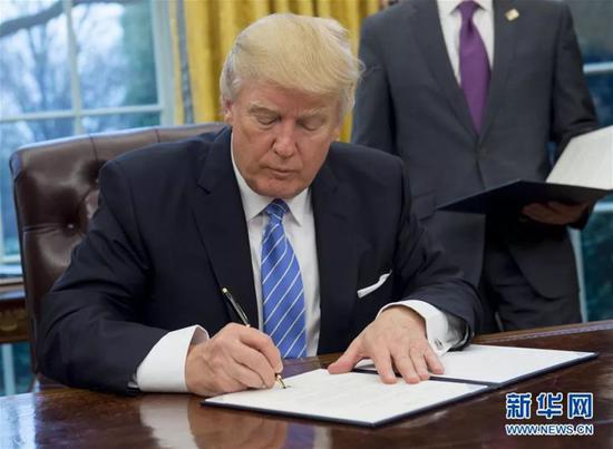 ▲资料图片：2018年1月23日，在美国华盛顿白宫，美总统特朗普签署行政命令，正式宣布美国退出跨太平洋伙伴关系协定（TPP）。