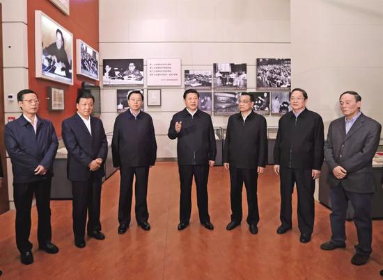 　2012年11月29日，习近平等在国家博物 馆参观《复兴之路》展览，提出为实现中国梦而奋斗。图/新华