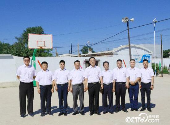 素珠营子乡驻村干部合影(左二为李万东)